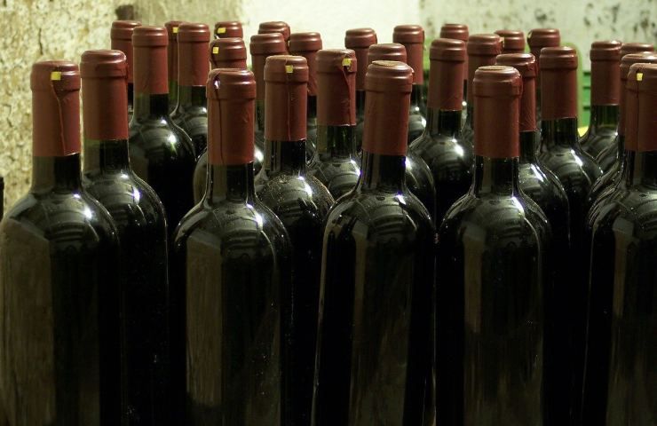Bottiglie di vino nella classica cantina