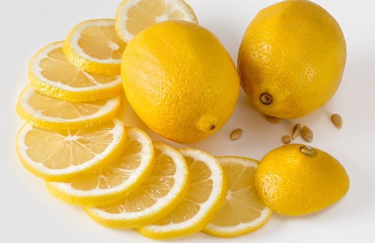 Il limone, utile per la salute e per la casa