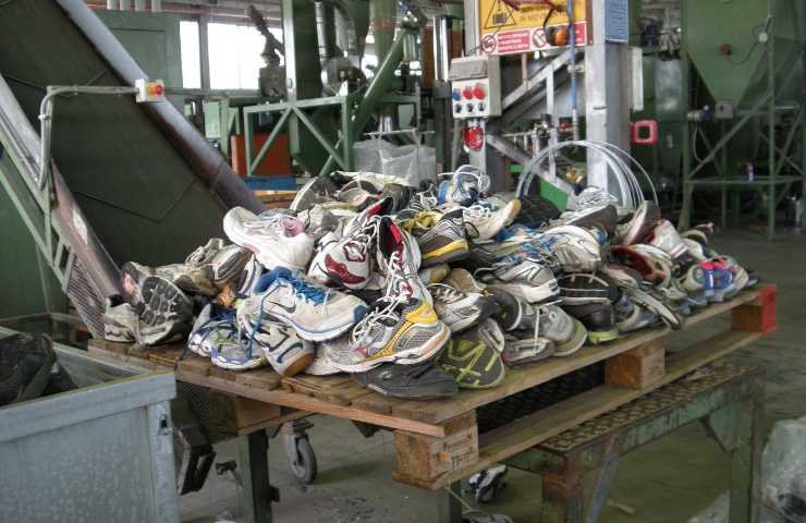 Scarpe buttate per essere riciclate