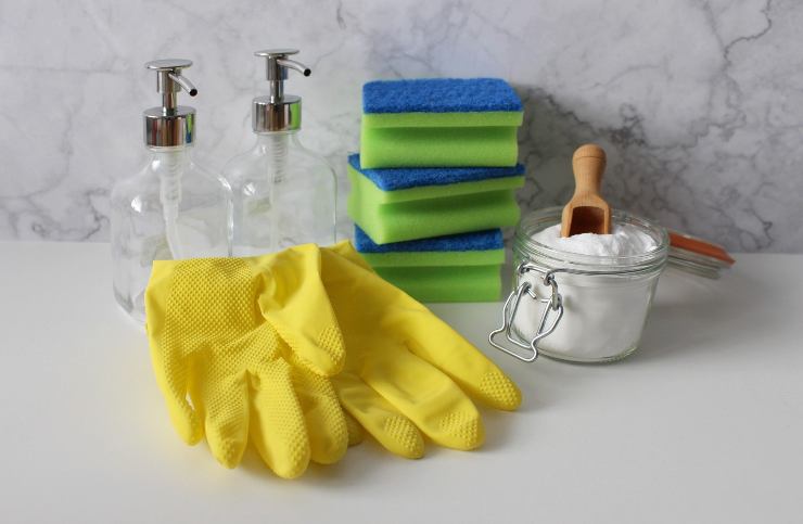 Bicarbonato e strumenti per la pulizia