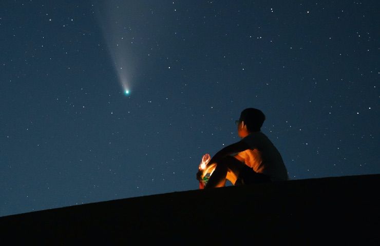 BAMBINO OSSERVA COMETA