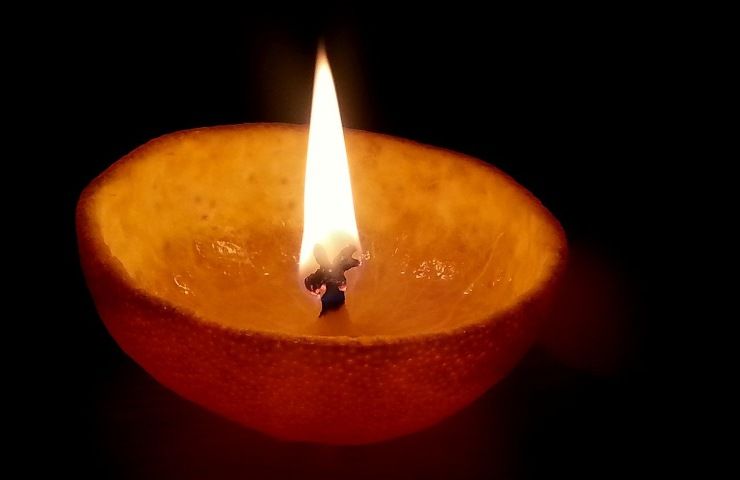 Candela profumata con la buccia d'arancio