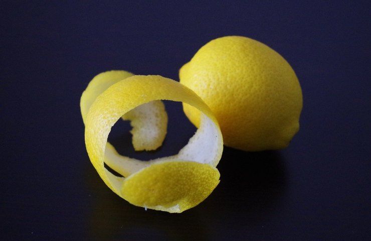 La scorza di limone è utile in mille modi, non buttarla mai