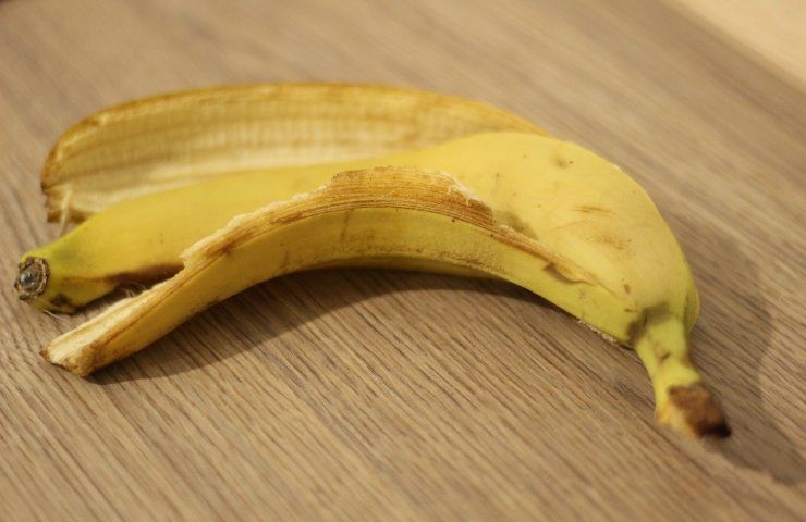Scopri come trasformare la buccia id banana in scrub per la pelle