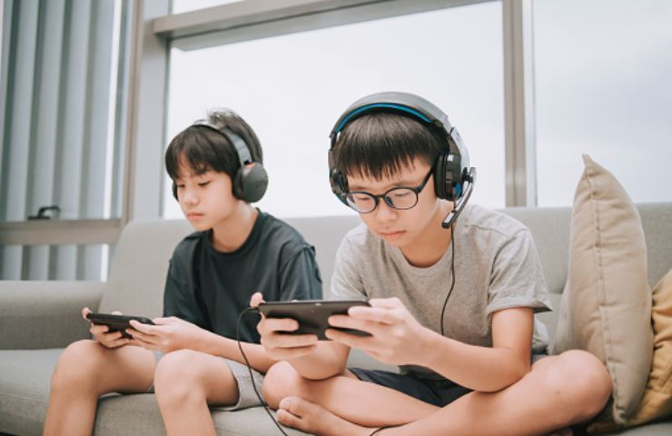 bambini con smartphone (pixabay)