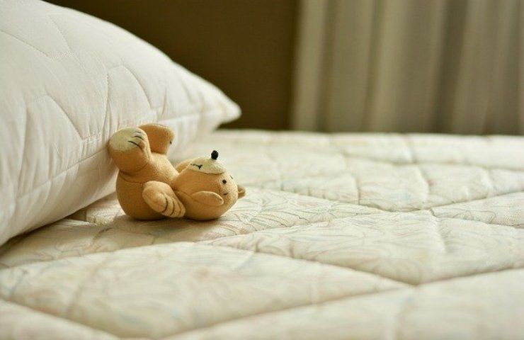 Come rimuovere le macchie di pipì dal letto 