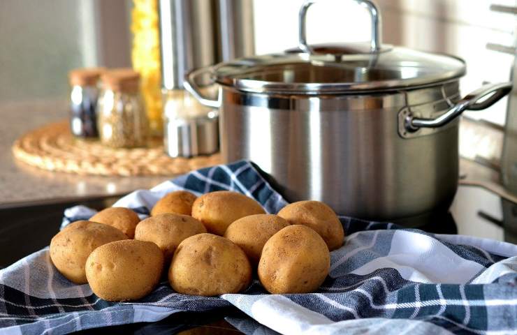 I trucchi per pulire casa con le patate