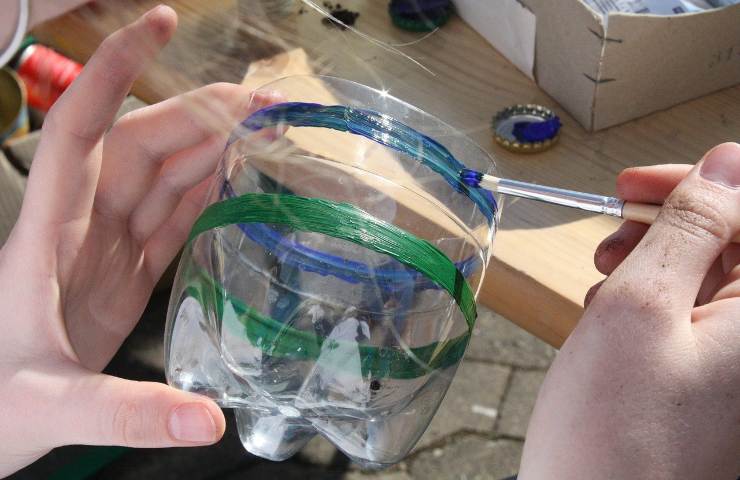 Contenitori portaoggetti in plastica, via al riciclo delle bottiglie