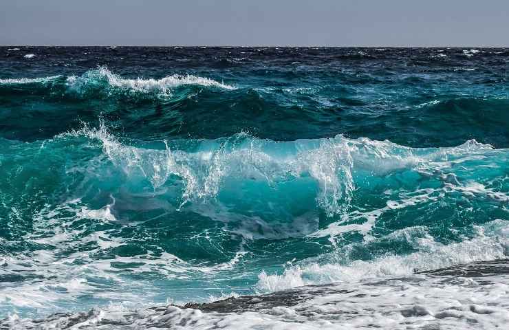 PEWEC è un convertitore di onde marine che sfrutta la forza del mar