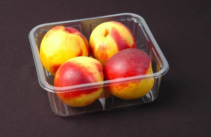 Dal 2022 divieto in Europa di vendere frutta e verdura in contenitori di plastica