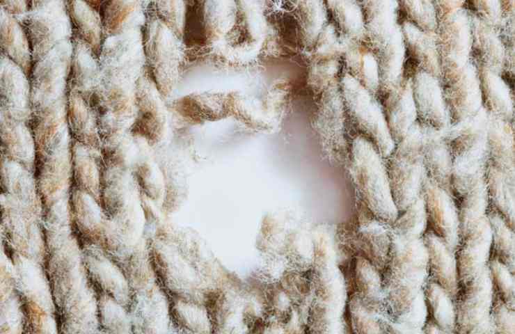 Buco nel maglione di lana
