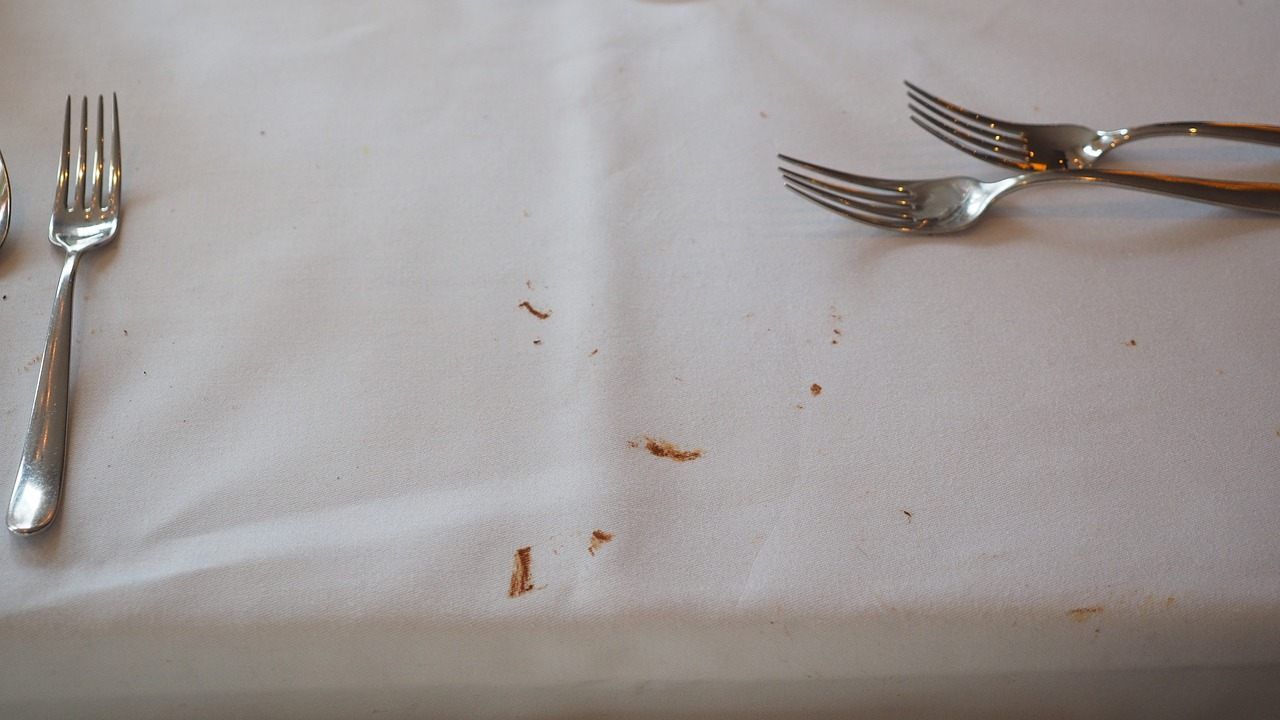 Macchie di sugo sulla tovaglia