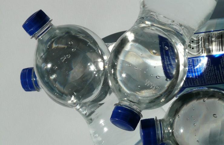 Riciclo intelligente delle bottiglie di plastica