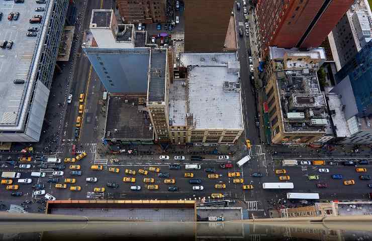 Una delle strade di New York, invasa dal traffico