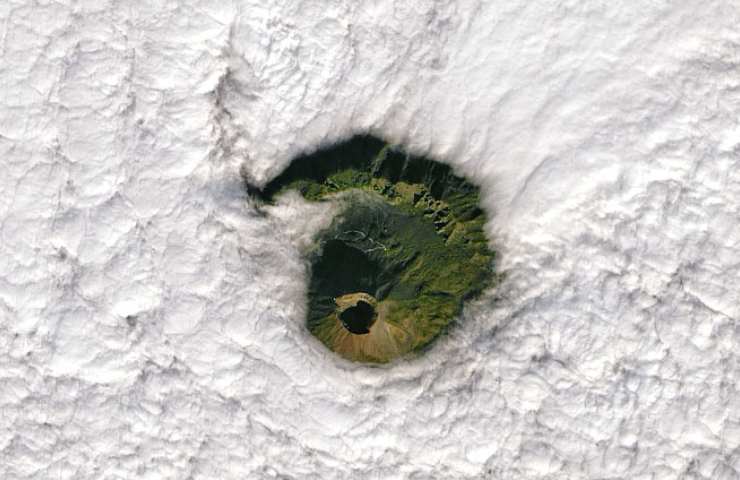 Immagine diffusa dalla Nasa, il Vesuvio visto dallo spazio (Instagram)