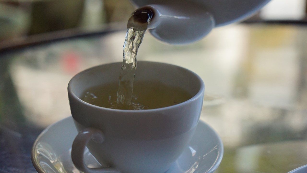 Bere acqua calda al mattino, i benefici