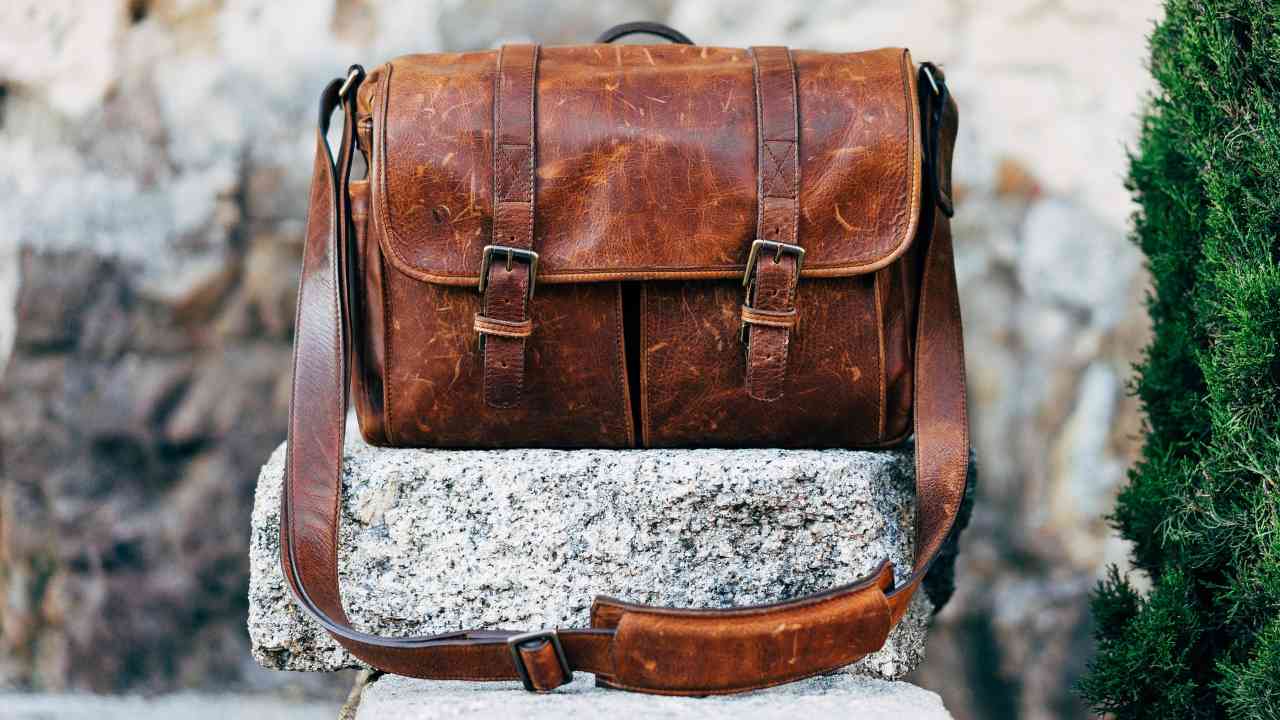 Borse in pelle, rimedi per pulirle