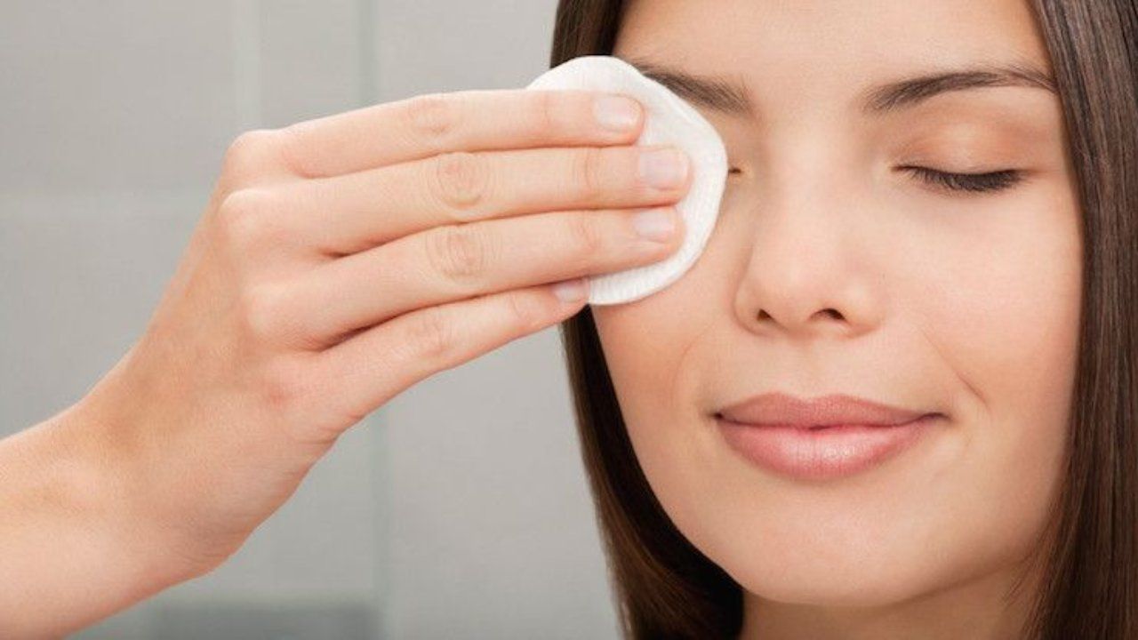 Donna che si strucca