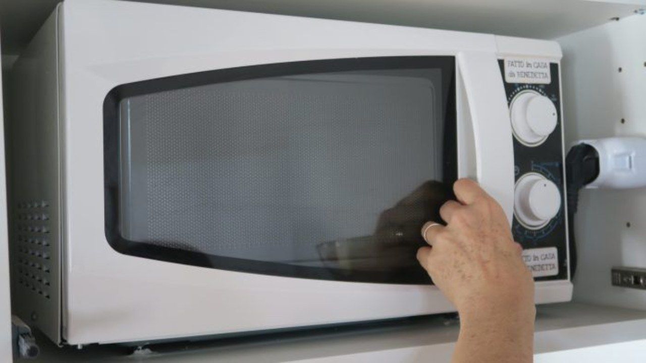 Forno microonde bianco