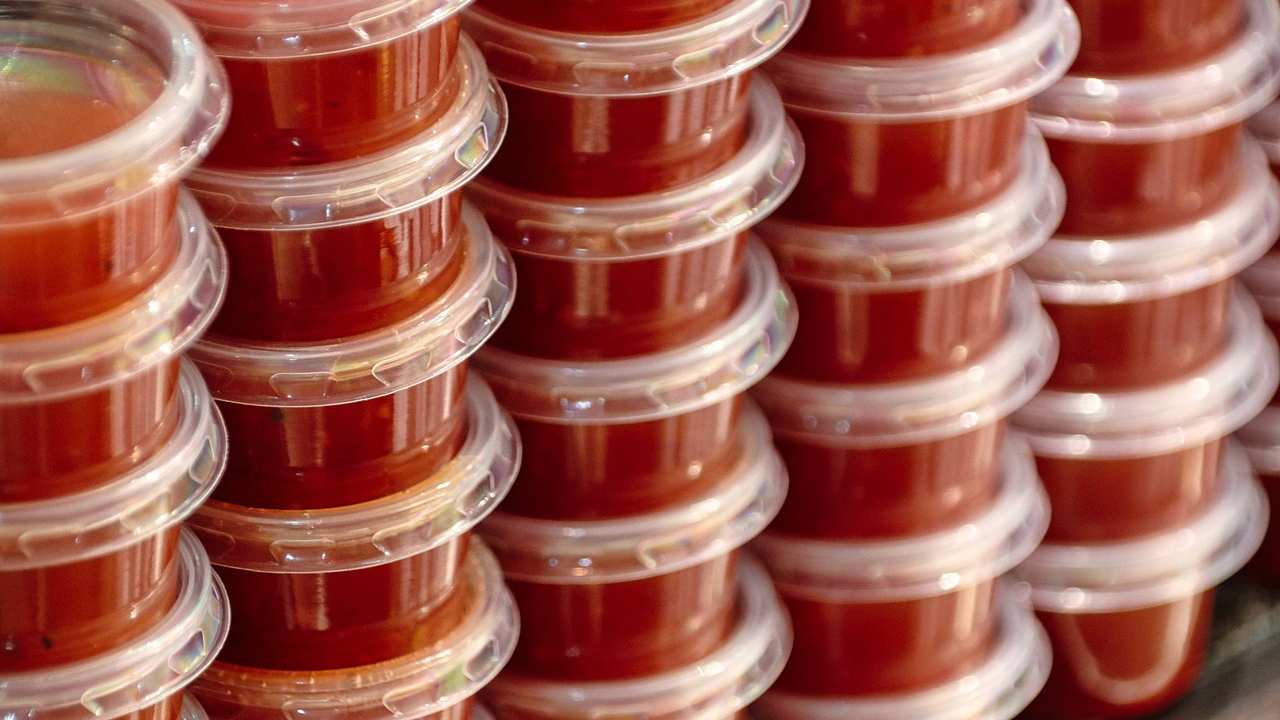 Contenitori di plastica e sugo