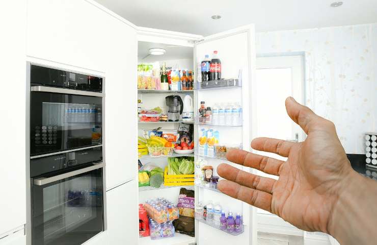 Un bel frigorifero colmo di cibo