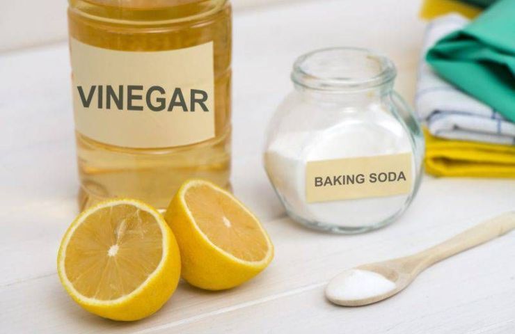 Rimedi naturali contro l'afte: aceto, limone e bicarbonato (Pinterest)