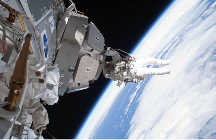 astronauta sulla stazione spaziale internazionale