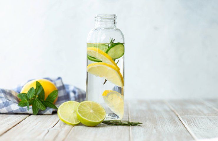 Acqua e limone (pixabay)