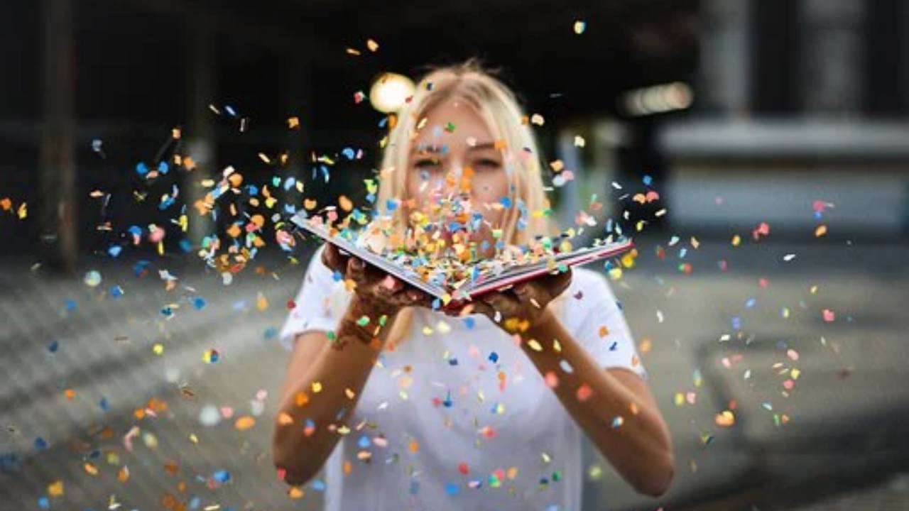 donna con coriandoli colorati