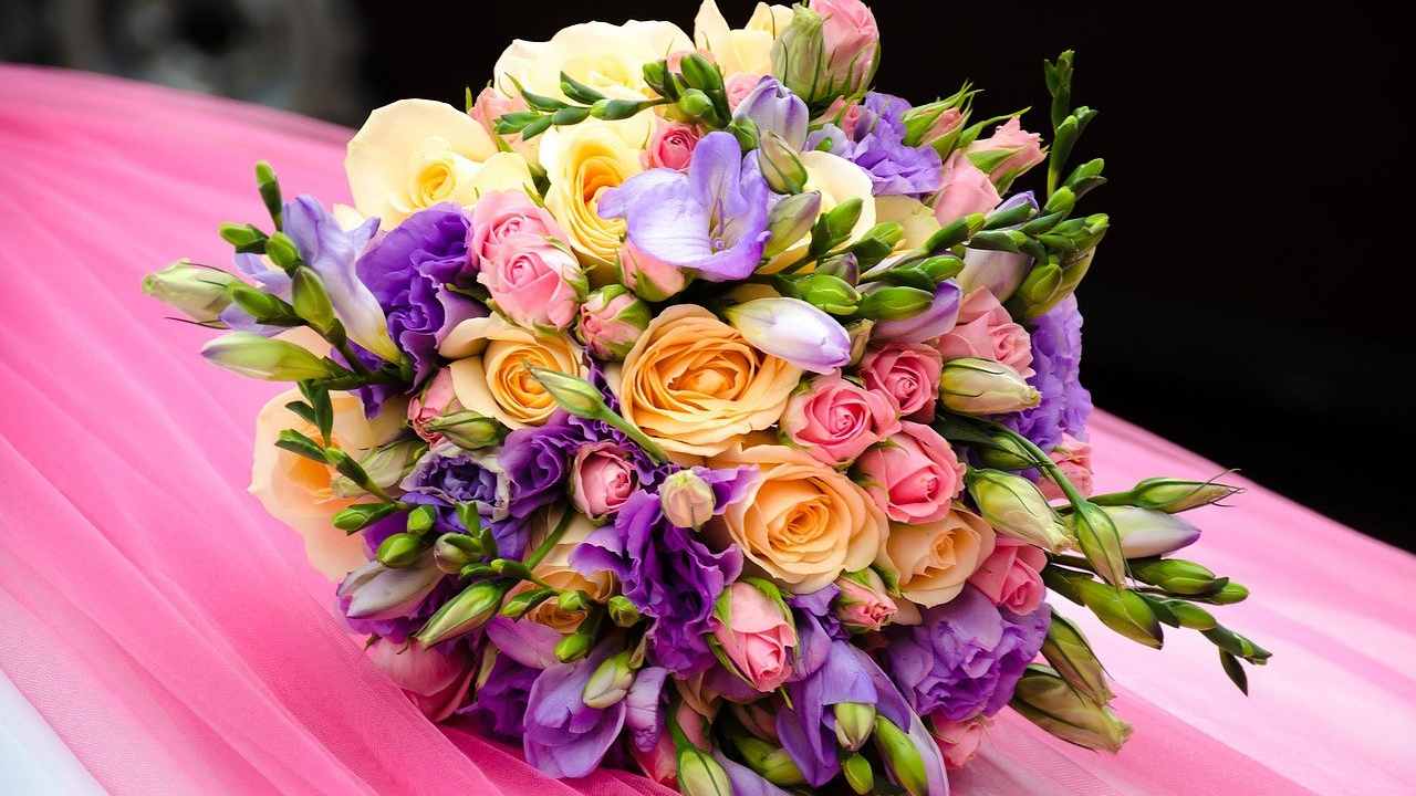 Regalare fiori è sempre segno di rispetto, cosa impone il galateo