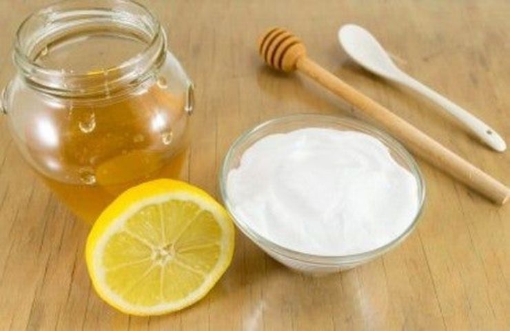 Bicarbonato di sodio, miele e limone eliminare le rughe 