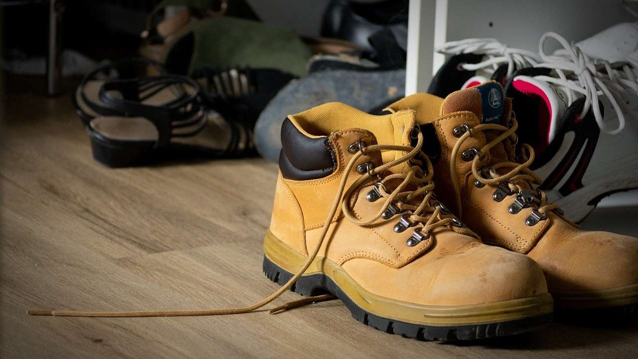 togliere scarpe casa