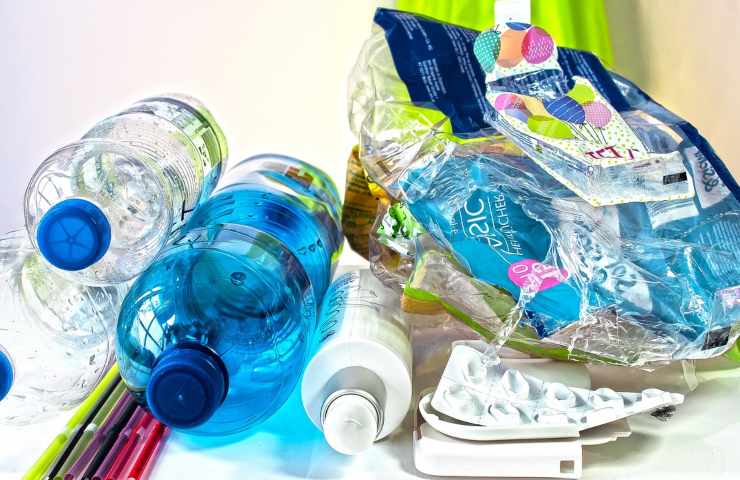 Rifiuti di plastica decomposizione 