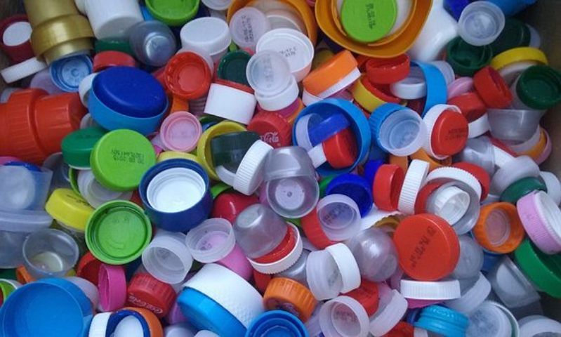 centinaia tappi plastica riciclo creativo
