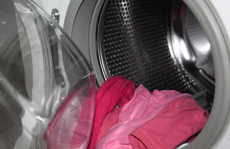 bucato in lavatrice