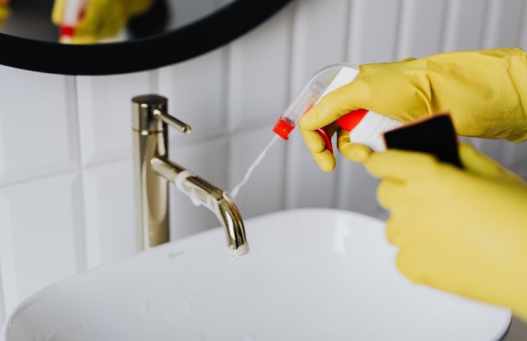 spray bagno lavandino pulizie