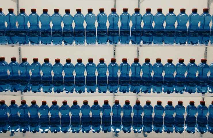 bottiglie acqua simbolo plastica