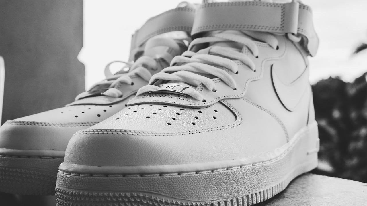 Pulire scarpe bianche