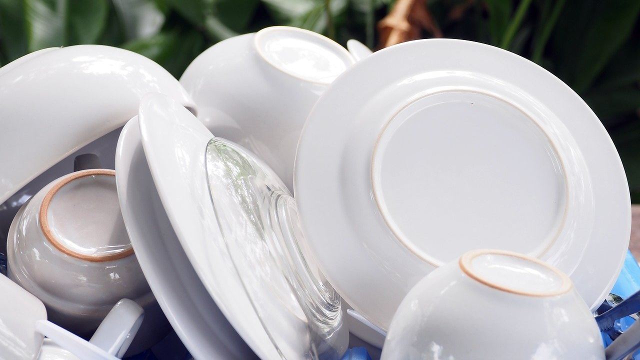 Ridurre il consumo di acqua lavando i piatti