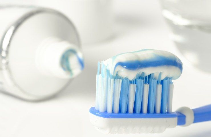 lavare denti errori frequenti