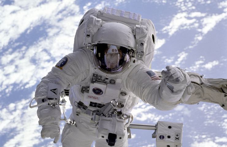 astronauta spazio jetpack