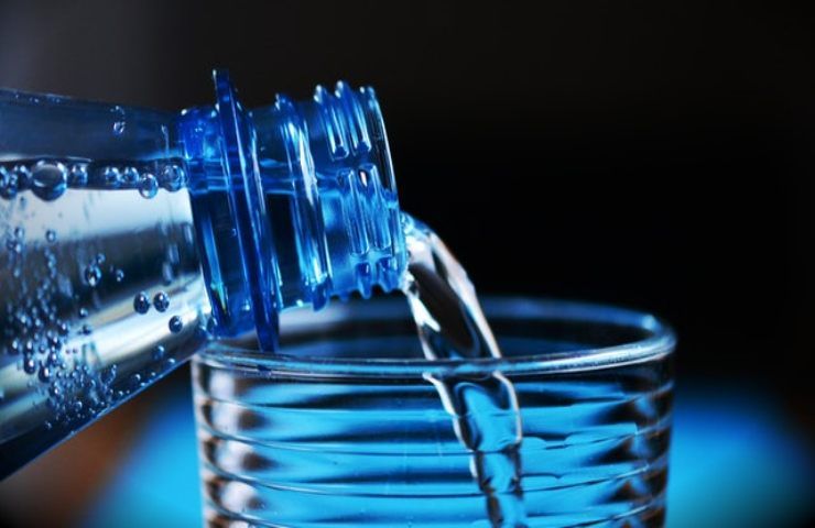 bere acqua alleviare stitichezza 