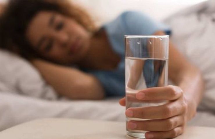 bicchiere acqua dormire benefici