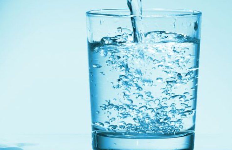 bicchiere acqua naturale benefici