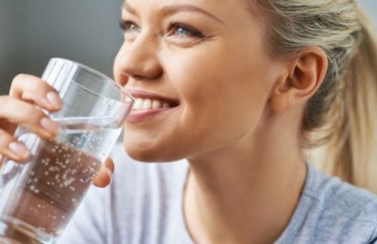donna bicchiere acqua benefici
