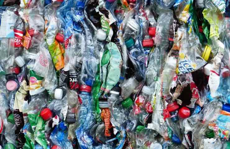 rifiuti plastica ambiente