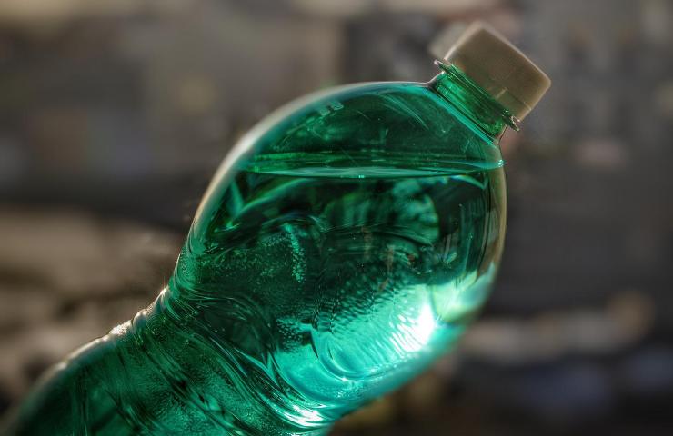 Bottiglie plastica rischio uomo acqua caldo sole
