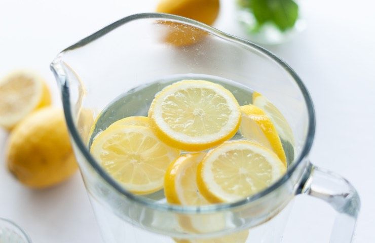 acqua caraffa limone benefici