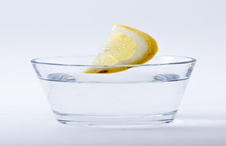 bicchiere acqua e limone 