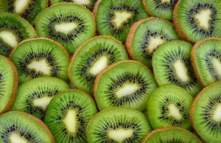 sliced ​​kiwi 